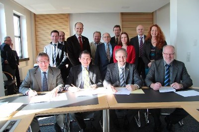 Die Bürgermeister Thomas Bender, Lars Burkhard Steinz, Thomas Brunner und Eckhard Schultz (vorne, v. l.) unterzeichneten die Kooperation. Auf die Zusammenarbeit freuen sich auch die Standesbeamten der vier Gemeinden.