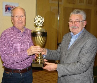 Erster Beigeordneter Erich Sapper (r.) überreichte den Wanderpokal für den Verein mit den meisten Teams an Otto Stamm vom Schützenverein Heuchelheim. Fotos: Waldschmidt