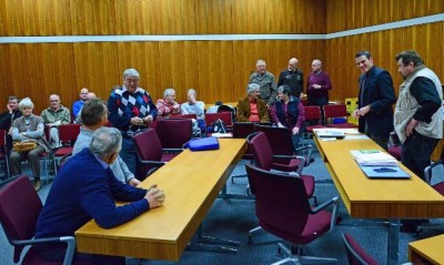Walter Bepler (r.) und Bürgermeister Lars Burkhard Steinz (2. v. r.) begrüßten viele interessierte Zuhörer zur Vorstellung der Lahnpark-Projekte, die Heuchelheim betreffen.